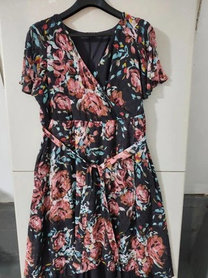 Vestido Torrid Feminino 1X Preto Rosa Maxi Manga Curta Envoltório Falso Cinto Floral Pesado - Imagem 1 de 4
