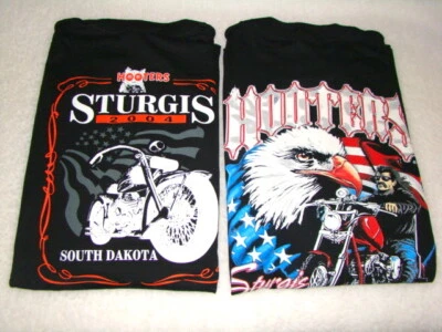 Camiseta 2 Hooters Sturgis Bandera y FatBoy XXL Uniforme de Motociclista Fuera de Uso Tienda Cerrada 2004 Foto 1 de 4
