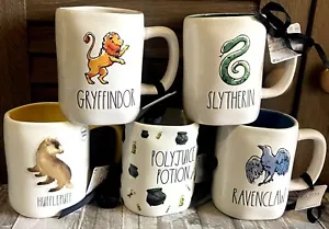 5 RAE DUNN HARRY POTTER GRYFFINDOR SLYTHERIN RAVENCLAW HUFFLEPUFF POLYJUICE Becher - Bild 1 von 6