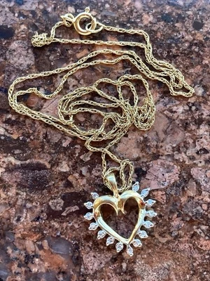 Colgante de corazón con halo de diamantes de 0,3 quilates de oro de 10 quilates de 2 cm de colección en collar de cadena de 21 quilates, 2,5 g Foto 1 de 4