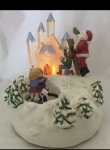 Neu in Box 1997 Avon Weihnachten Santa's Magical Castle beleuchtete Spieluhr - Bild 1 von 6