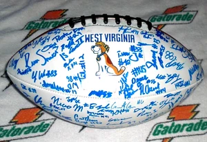 WEST VIRGINIA MOUNTAINEERS TEAM 2022 LOGO FIRMADO TALLA F FÚTBOL T.J. Daniels - Imagen 1 de 12