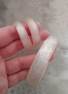 Vintage bangle bracelet hoop earrings set pink faceted frosted moonglow plastic - Picture 1 of 9