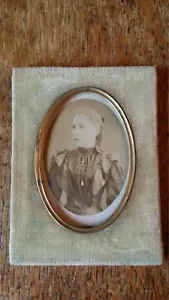 ANTIQUE VICTORIAN CDV PHOTOGRAPH PRETTY WOMAN IN FRAME FRAMED LADY - Picture 1 of 6