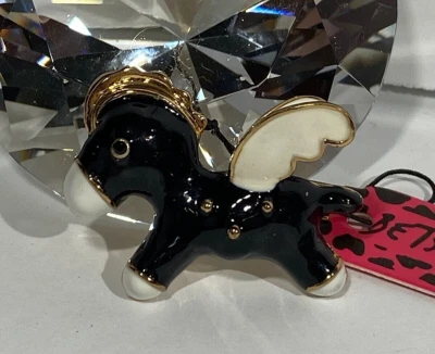 BROCHE BROCHE BETSEY JOHNSON ANGEL BURRO ESMALTE BLANCO Y NEGRO Foto 1 de 4