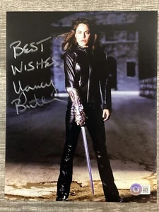 (SSG) Caliente y Sexy Foto Firmada por Yancy Butler 8X10 "Witchblade" - Certificado de Autenticidad BAS/Beckett - Imagen 1 de 4