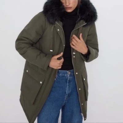 Chaqueta acolchada militar con capucha de piel sintética verde Zara talla pequeña Foto 1 de 4
