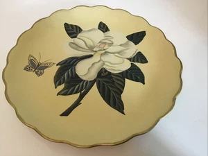 "Plato decorativo de 10,25"" con flor de magnolia y mariposa - Raymond Waites" - Imagen 1 de 5