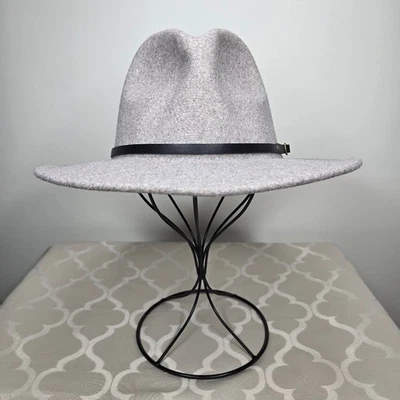 Elegante sombrero Fedora gris avena sin marca con banda negra y detalles dorados Foto 1 de 4