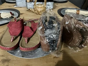 DAMEN-SANDALEN ROT, BRAUN, BLAUE SCHNALLE GRÖSSE 10 GEPOLSTERTE RUTSCHFESTE SOHLE 3ER-SET - Bild 1 von 5