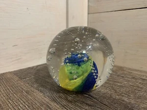 Klar Kobaltblau Gelb Glitzer Blasen Runde Kugel Kunst Glas Briefbeschwerer - Bild 1 von 4
