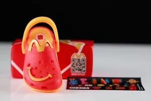 Portachiavi McDonald's Crocs 2024 giocattoli singoli Happy Meal - scegli il tuo - Foto 1 di 30