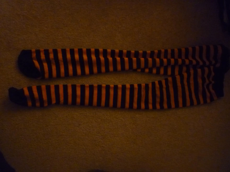Calcetines hasta la rodilla naranja/negro escena emo gótica interés de Halloween Foto 1 de 1