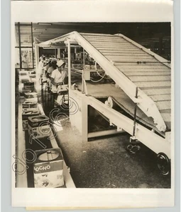 HAVANNA, KUBA Frau arbeitet @ Albert Kunst Cracker Factory, Vintage Pressefoto 1975 - Bild 1 von 2