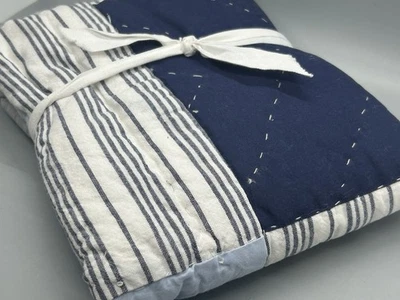 Almohada acolchada Pottery Barn Kids WILDER retazos farsa ESTÁNDAR algodón gris marino Foto 1 de 4