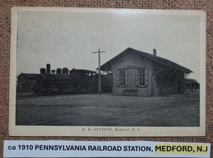 ca 1910 PENNSYLVANIA RAILROAD STATION, MEDFORD, N.J Postcard Litho b&w withTRAIN - Picture 1 of 2