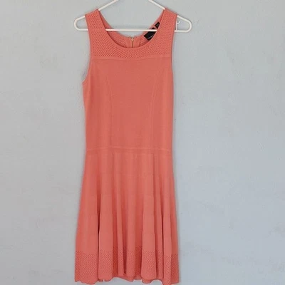 Vestido de malha sem mangas Cynthia Rowley coral pêssego fit & flare crochê tamanho M - Imagem 1 de 4