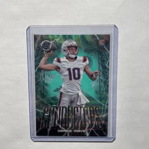 2024 Topps Resurgence Conductors Drake Maye #C-7 Aqua Surge rifrattore /249 (RC) - Foto 1 di 2