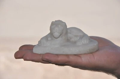 Estatuilla de león vintage de mármol blanco con forma de corazón hecha a mano peso de papel Foto 1 de 4