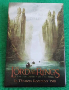 Prendedor promocional de la película El Señor de los Anillos La Comunidad de los Anillos 3 1/8 X 2 1/8 2001 - Imagen 1 de 3