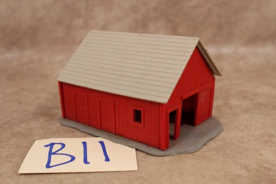 B11B VINTAGE PLASTIC HO SCALE FARM BARN BUILDING - Image 1 of 1