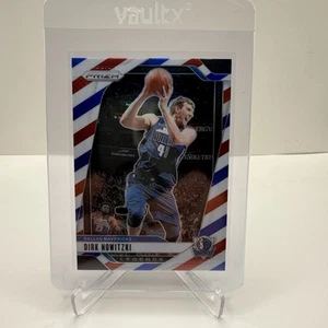 2024-25 Panini Prizm Dirk Nowitzki ROSSO BIANCO BLU PRIZM #272 Mavs - Foto 1 di 10