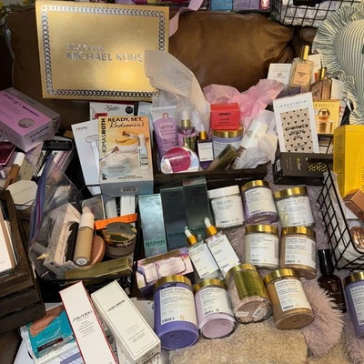 Lote de 70 piezas de maquillaje de alta gama • MAC Studio Fix, pinceles FENTY, ¡verdaderamente belleza y más! Foto 1 de 4