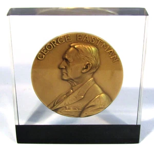 GEORGE EASTMAN AWARD BRONZEDAILLON IN LUCIT PAPIERGEWICHT EASTMAN KODAK 1975 - Bild 1 von 9