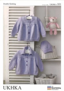 UKHKA 101 Giacche e cappello per bambini modello a maglia in DK 12-20" (31-51 cm) - Foto 1 di 3