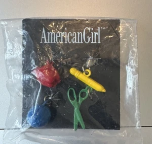 Seltene American Girl Charms Pleasant Company Vintage neu auf Etikett Schulmotiv - Bild 1 von 2
