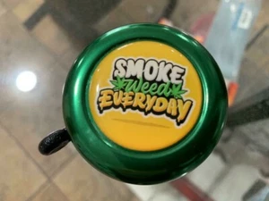 Grüne Fahrradklingel " Smoke Weed Everyday " Fahrräder Neu - Bild 1 von 1