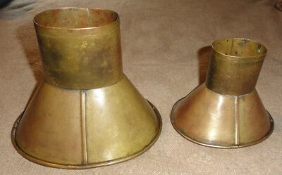 Par de embudo de latón ovalado antiguo hecho por hojalatero tienda de campo rústico americano Foto 1 de 4