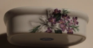 Jabonera Liette International pintada a mano con violetas porcelana EE. UU. 5 "x 3 3/4" - Imagen 1 de 8