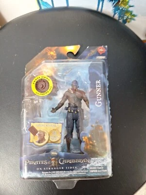 陌生人潮上的加勒比海盗人偶枪手僵尸迪士尼 — 第 1/2 张图片