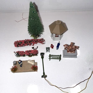 HO Christmas Tree w/ Flashing Lights, Gazebo, Lighted Lamp, Other Details - $25 - Picture 1 of 4