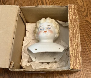 Großer antiker blonder Hertwig Porzellan Puppenkopf 5,5 Zoll deutsches lockiges Haar mit OVP - Bild 1 von 8