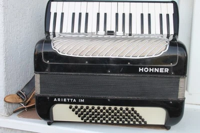 Acordeón hecho en Alemania ''Hohner Arietta 1M '' /72 bases/ Foto 1 de 4