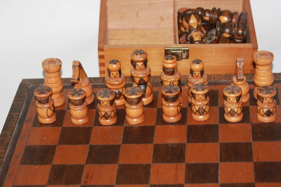 Jeu d'échec ancien en bois , fabrication artisanale AVEC COFFRET FRANCE - Photo 1/4