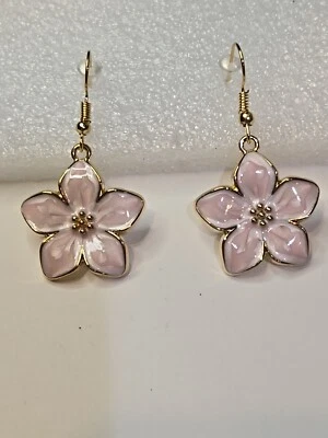 Encantadores Pendientes Colgantes Rosa Brillante Pétalos Contorno Dorado Aleación Diseño Floral Foto 1 de 4