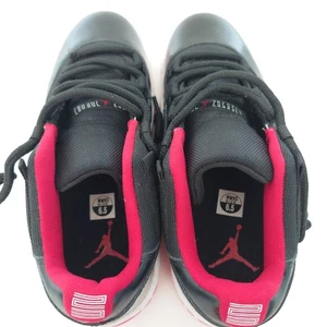 Nike Air Jordan 11 Retro Bajo “Bred” 528895-012 Negro Rojo Blanco W6.5 / 6.5Y - Imagen 1 de 13