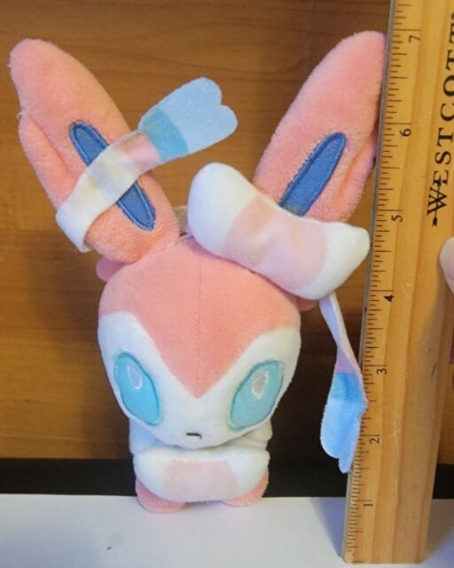 Boneco De Pelucia Sylveon Pokemon Center Pikachu Eevee Tomy