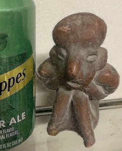 VINTAGE MEXIKANISCHE MAYA - AZTEKEN TERRAKOTTA FIGUR - MANN HÄLT KEHLE - CYPROIT - Bild 1 von 4