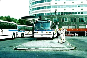 Autobús original Kodachrome Slide NYC 1981 GM RTS #2482 FORDHAM PLAZA 4 DE AGOSTO 1992 - Imagen 1 de 1