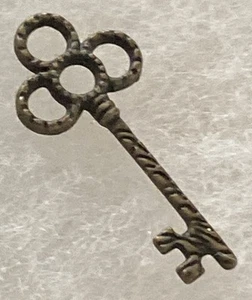 Vintage kleiner Messing Skelett Schlüssel Anhänger Charm 1" - Bild 1 von 4
