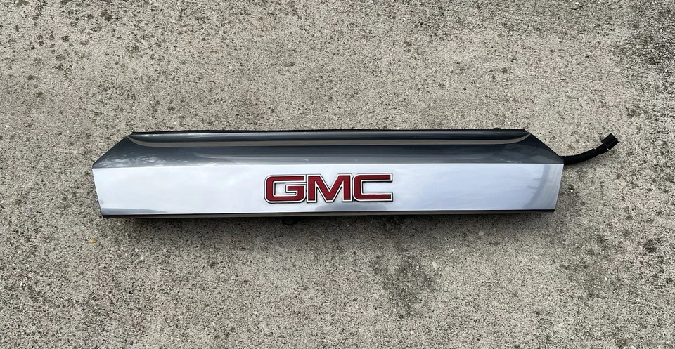 Decoración de puerta trasera genuina OEM usada para modelos GMC Terrain 2016-2017 Foto 1 de 4