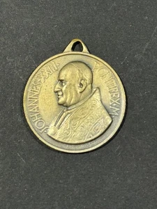 Antique religious medals "SAGRADA FAMILIA" (3 x 2.5 CM) - Picture 1 of 2