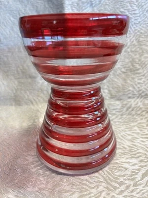 VASE-MUNDGEBLASEN-6-1/2" HOCH-GEWIRBELT ROT & KLAR DEKOR-STUNDENLOSE FORM - Bild 1 von 4