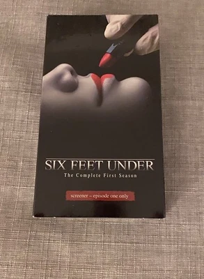 Six Feet Under (HBO, VHS) • Screener Demo Copy {Season 1}  Ep. 1 Only  - Sealed - Imagem 1 de 4