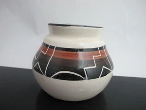 Kleine glasierte Vase aus indianischer Keramik mit geometrischem Design - Bild 1 von 5