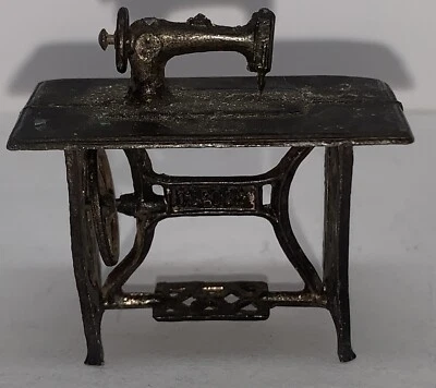 ANTIGA CASA DE BONECAS DÉCADA DE 1920 MINIATURA MÁQUINA DE COSTURA DEPOSE MESA FRANÇA - Imagem 1 de 4